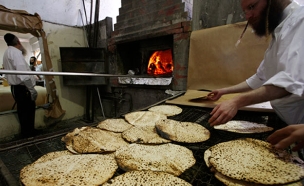 האם מצות באמת משמינות יותר מלחם? צפו (צילום: רויטרס, חדשות)