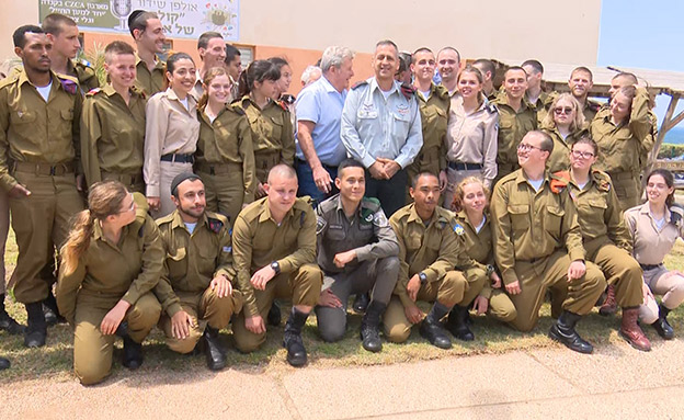 הרמטכ"ל כוכבי יחד עם החיילים (צילום: החדשות)