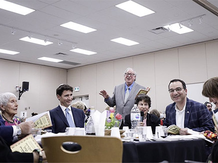 טרודו חוגג עם הקהילה היהודית, אמש (צילום: מהטוויטר של ראש ממשלת קנדה, חדשות)