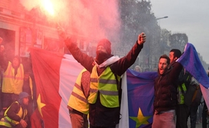 ישיר: מחאת האפודים הצהובים בצרפת (צילום: sky news, חדשות)