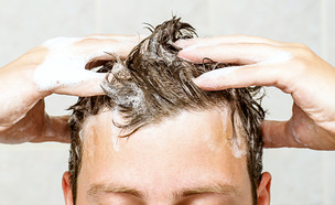 גבר חופף את הראש במקלחת (צילום: Alena TS, ShutterStock)