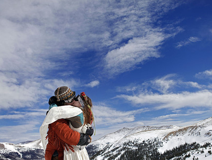 זוג מתחתן באתר סקי בקולורדו (צילום: GettyImages -  Marc Piscotty)