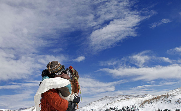 זוג מתחתן באתר סקי בקולורדו (צילום: GettyImages -  Marc Piscotty)