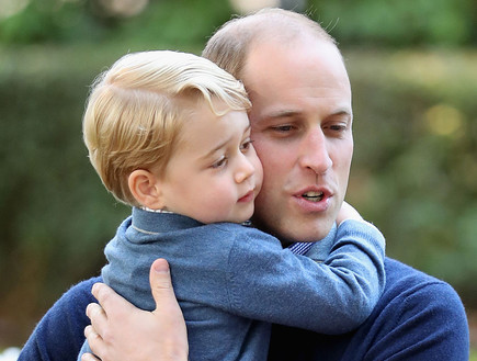 הנסיך ג'ורג' מחבק את אביו הנסיך וויליאם (צילום: GettyImages - Chris Jackson)