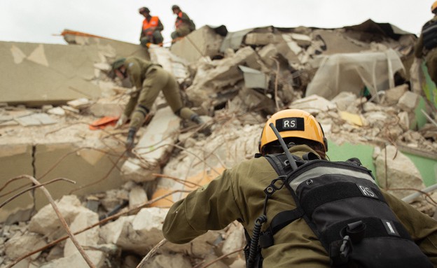 חטיבת החילוץ בהריסות בית ספר (צילום: באדיבות גרעיני החיילים)