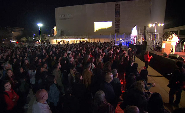 מאות אנשים בעצרת בתל אביב (צילום: החדשות)