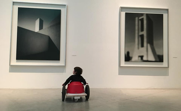 הילד רז עם כיסא הגלגלים (צילום: מתוך דף הפייסבוק של רחל, חדשות)