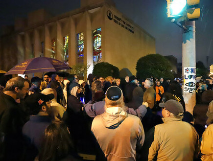 אנשי הקהילה מחוץ לבית הכנסת הלילה (צילום: Gene J. Puskar, AP)