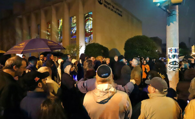 אנשי הקהילה מחוץ לבית הכנסת הלילה (צילום: Gene J. Puskar, AP)