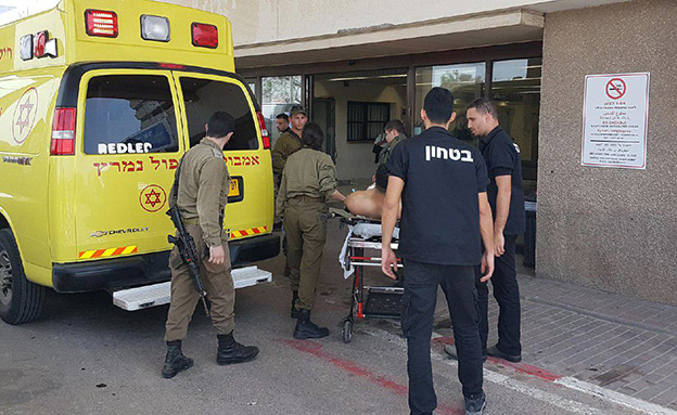 המחבל שנפצע מאש צה"ל מפונה לבית החולים (צילום: אהוד אמיתון/TPS, חדשות)