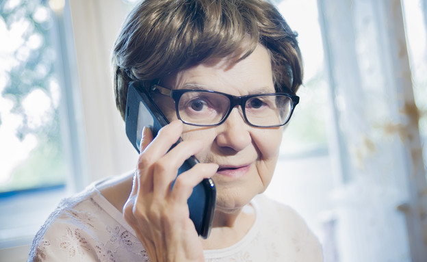 קשישה מדברת בטלפון  (צילום:  Denis Simonov, shutterstock)