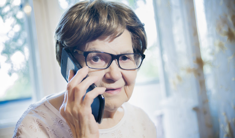 קשישה מדברת בטלפון  (צילום:  Denis Simonov, shutterstock)