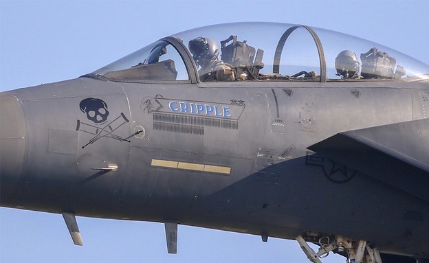 F-15 עם סימונים (צילום: Stewart Jack, The Aviationist)