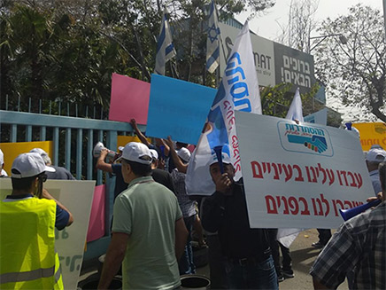 העובדים בכניסה למפעל חמת, אתמול