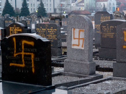 ונדליזם בבית קברות יהודי (צילום: AP, חדשות)