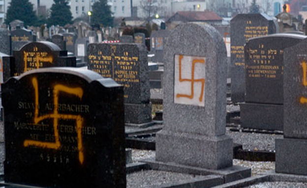 ונדליזם בבית קברות יהודי (צילום: AP, חדשות)