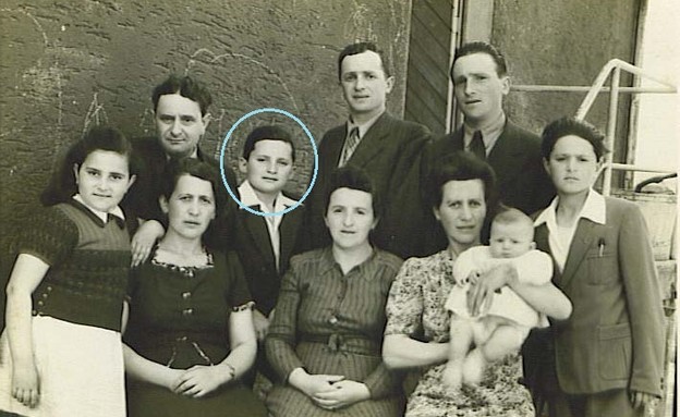 מתתיהו קופלוביץ במחנה הפליטים ואסראלפינגן 1946 (צילום: אלבום פרטי)