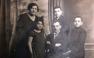 אהרון מכטיי ומשפחתו, שנת 1935 (צילום: חדשות)