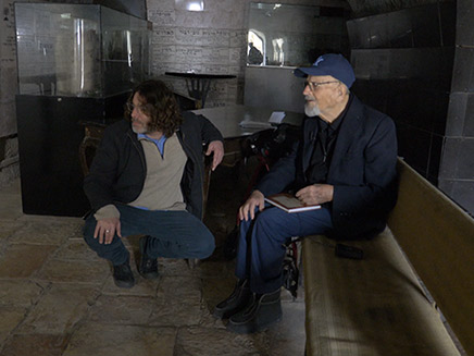 גרוסמן וכתבנו במרתף השואה (צילום: החדשות)