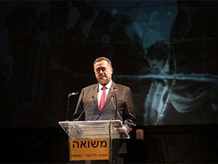 השר כ"ץ, הערב