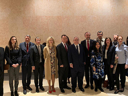 דיין עם נציגי המדינות השונות (צילום: הקונסוליה הישראלית בניו יורק, חדשות)