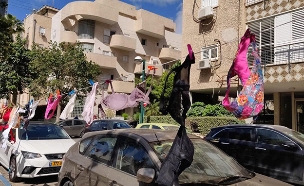 מחאת התחתונים מול ביתו של נתן אשל ,היום (צילום: חדשות)