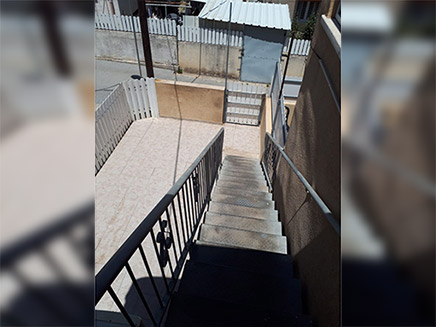 המדרגות לבית של אסנת מאשקלון (צילום: אסנת יופן שריקי, חדשות)