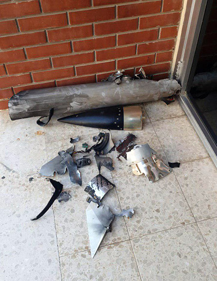 שרידי טיל "תמיר" שנפלו בעוטף, הבוקר (צילום: דוברות בית החולים ברזילי, חדשות)