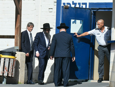 הרב פינטו בכניסה לכלא (צילום: Photo by Flash90)