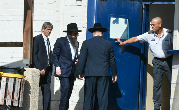 הרב פינטו בכניסה לכלא (צילום: Photo by Flash90)