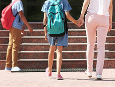 הורים הולכים עם הילדים לבית הספר (אילוסטרציה: By Dafna A.meron, shutterstock)