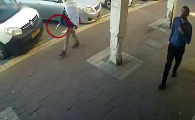 יהודה ביאדגה תועד עם סכין ברחוב (צילום: משרד המשפטים, חדשות)
