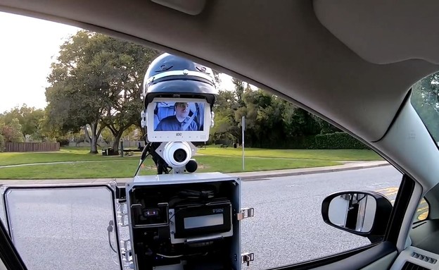 רובוט במקום שוטר תנועה (צילום: צילום מסך)