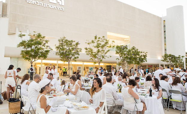 ארוחה לבנה ב"לילה לבן" תל אביב  (צילום: יחסי ציבור, עיריית תל אביב)