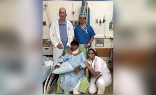 אורליה עם הצוות הרפואי שטיפל בה (צילום: דוברות בית החולים קפלן, חדשות)