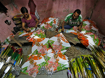 עפיפונים במקום זיקוקים. הודו (צילום: רויטרס, חדשות)