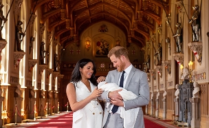 צפו בזוג המלכותי מציגים את התינוק (צילום: רויטרס, חדשות)