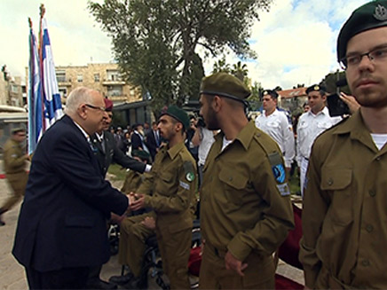 הנשיא סוקר את החיילים המצטיינים (צילום: חדשות)