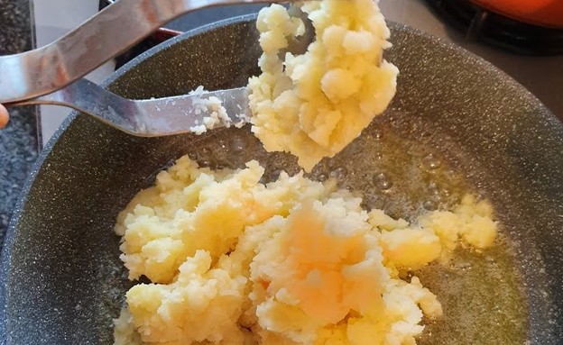 מעבירים את הפירה למחבת