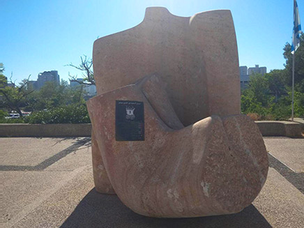 השחתת אנדרטת שואה באוני' תל אביב (צילום: ניב נבעה, תנועת 
