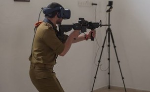 הסתערות חמושה עם משקפי VR (צילום: באדיבות גרעיני החיילים)