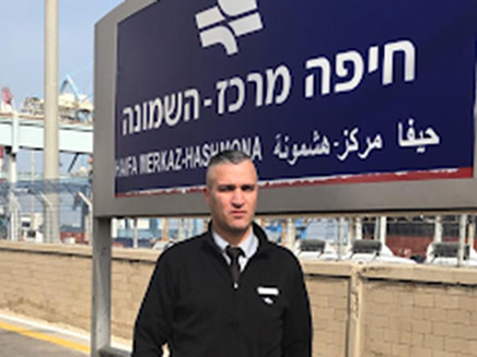 מנהל התחנה שהשיב את האבדה (צילום: דוברות רכבת ישראל, חדשות)