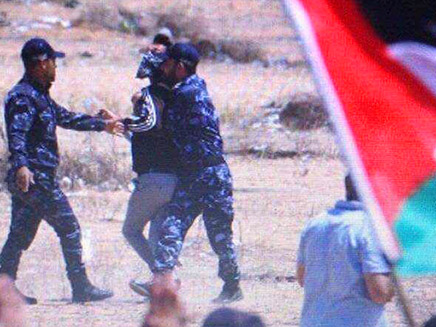 חמאס מכה מפגינים ברצועה (צילום: חדשות)