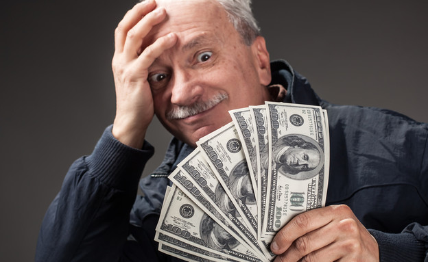 איש מבוגר עם כסף (צילום: By Dafna A.meron, shutterstock)