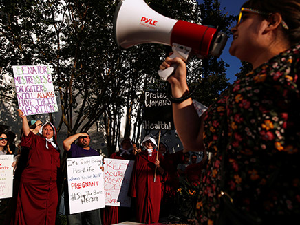 הפגנה באלבמה נגד חוק ההפלות (צילום: רויטרס, חדשות)