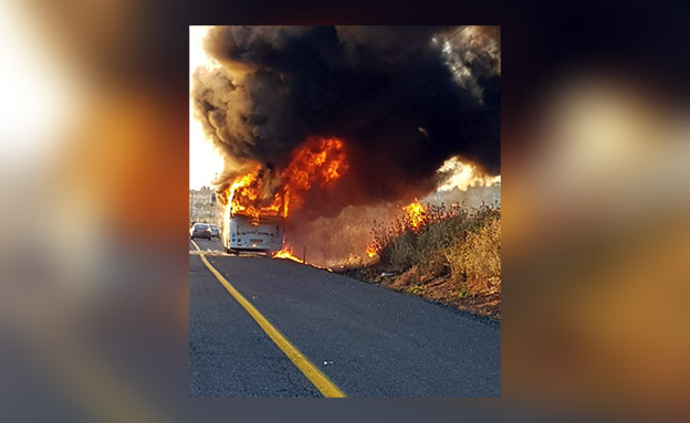 אוטובוס נשרף סמוך לטבריה (צילום: דוברות כבאות והצלה לישראל מחוז צפון, חדשות)