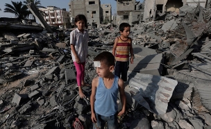 ילדים בעזה לאחר הפצצה ישראלית (צילום: AP, חדשות)