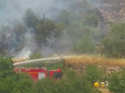 שרפה במבשרת סמוך לכביש 1 (צילום: דיווחי הרגע, חדשות)