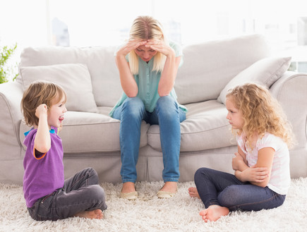 אמא מתוסכל מול שני ילדים שרבים (אילוסטרציה: By Dafna A.meron, shutterstock)