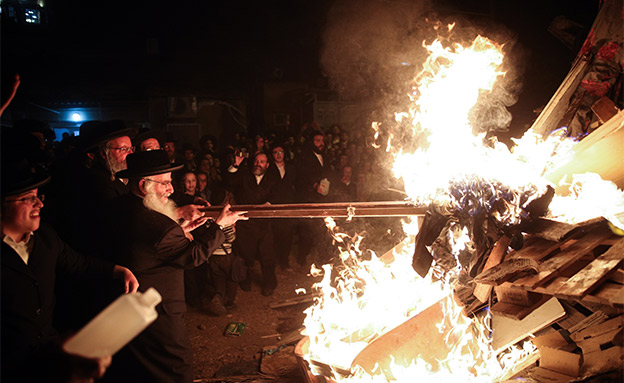 מדורת ל"ג בעומר במאה שערים (צילום: יונתן זינדל, פלאש 90, חדשות)